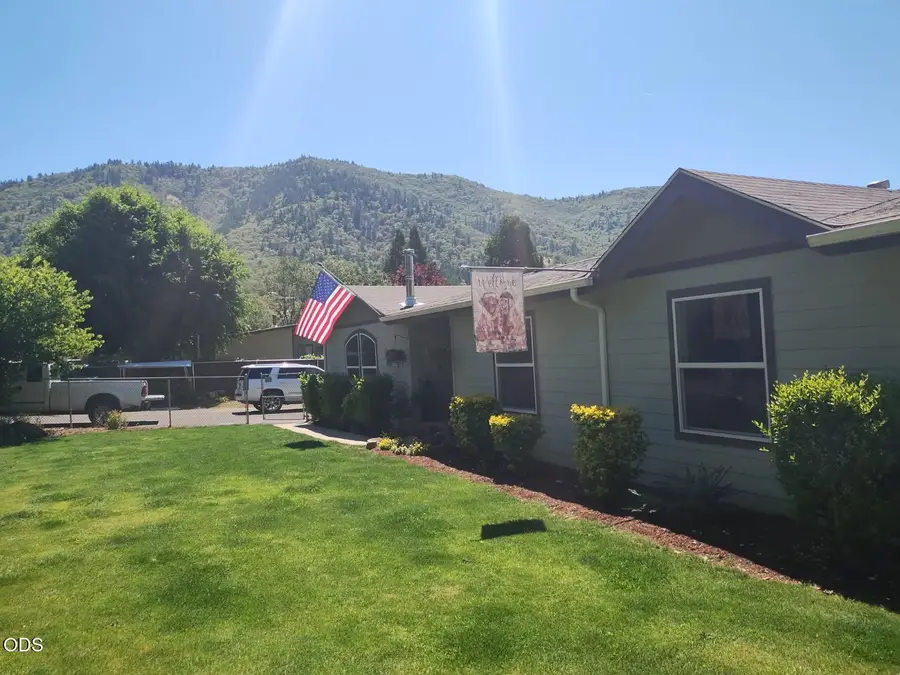 423 E Glenwood Street, Grants Pass, OR 97527 - #3