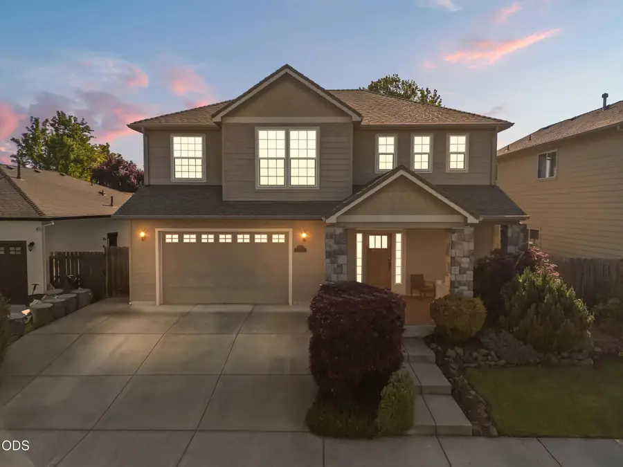 711 Isherwood Drive, Central Point, OR 97502 - #3