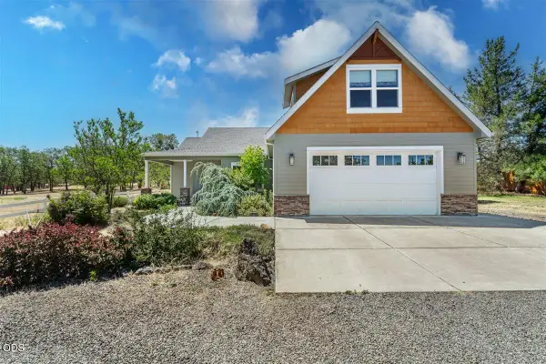1712 Stevens Road, Eagle Point, OR 97524