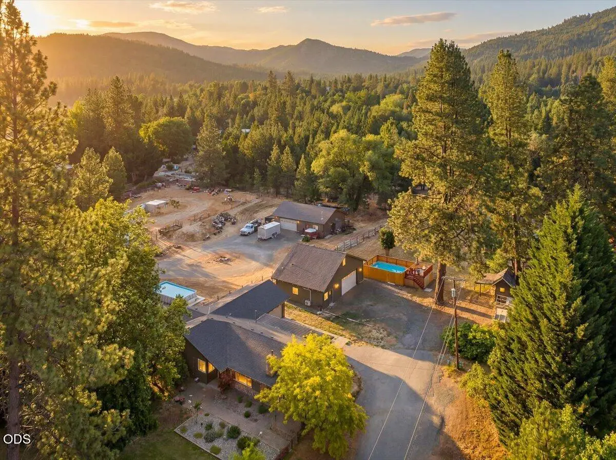 8027 E Evans Creek Road, Rogue River, OR 97537 - #1