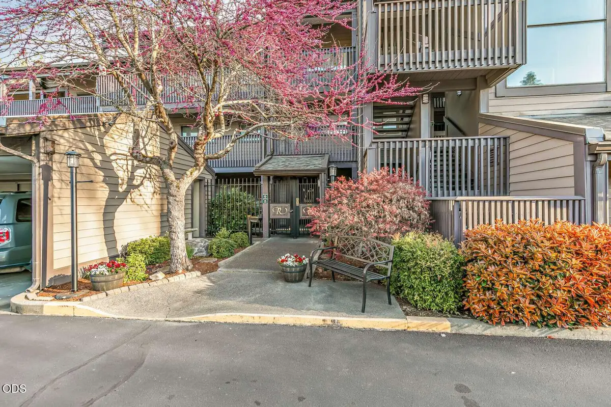 115 Rogue River Highway #APT 302, Grants Pass, OR 97527 - #1