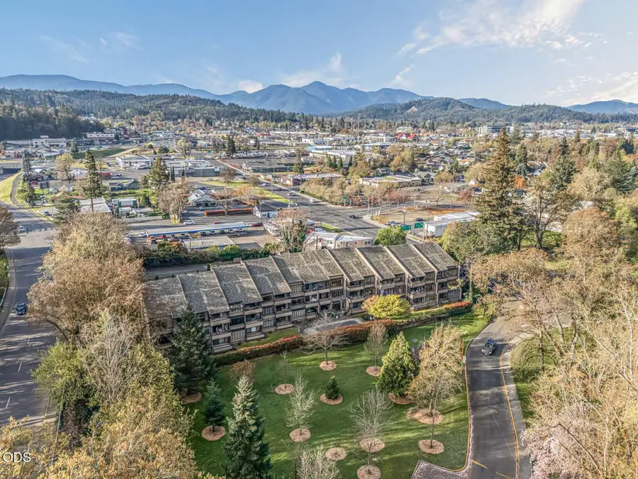 115 Rogue River Highway #APT 302, Grants Pass, OR 97527 - #2