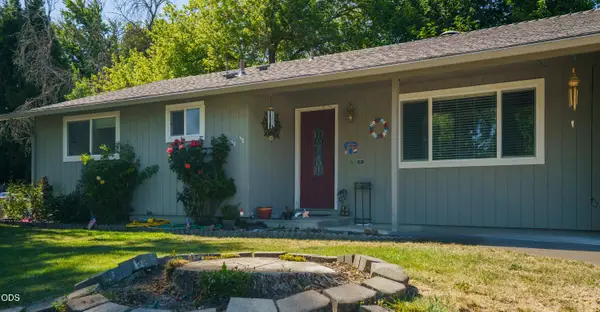 609 E Archwood Drive, Eagle Point, OR 97524
