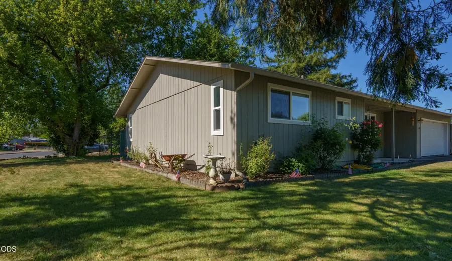 609 E Archwood Drive, Eagle Point, OR 97524 - #3