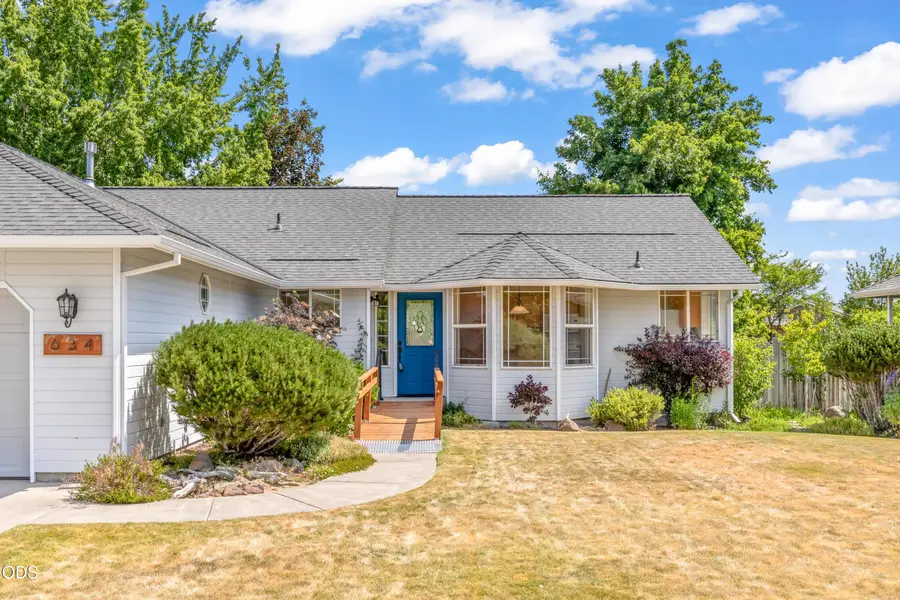 634 NW 22nd Street, Redmond, OR 97756 - #3