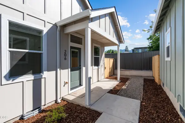 206 Gangnes Drive, Talent, OR 97540