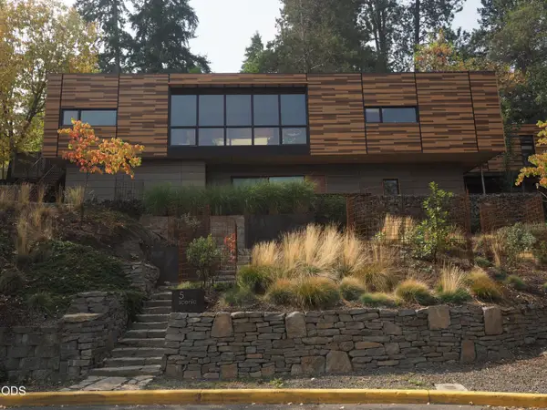 5 Scenic Drive, Ashland, OR 97520