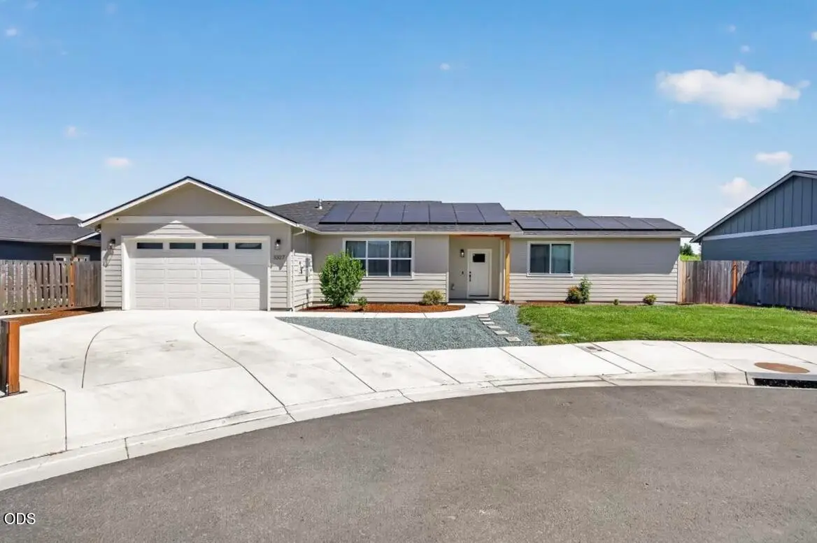 3327 Kingsbury Drive, Medford, OR 97504 - #1