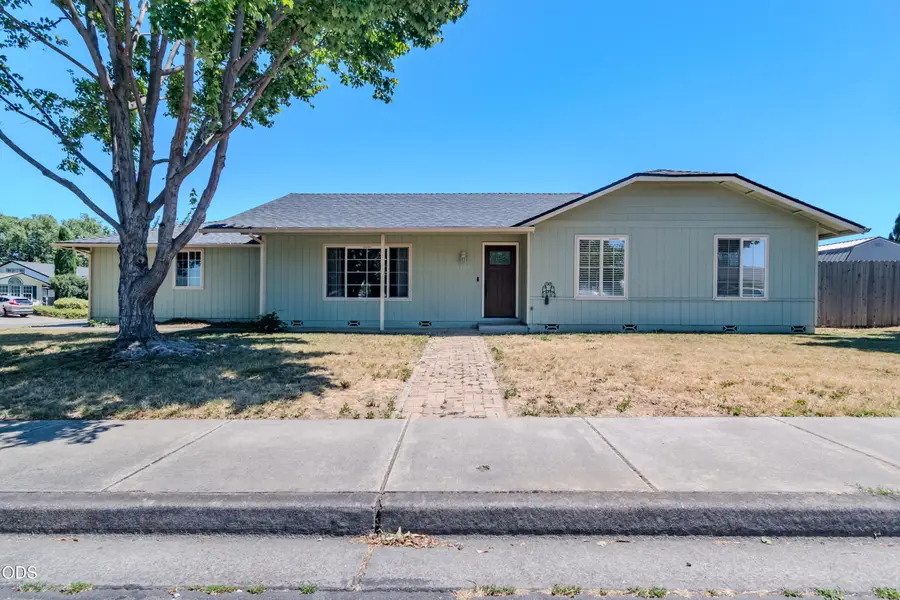 1104 Coachman Drive, Central Point, OR 97502 - #2