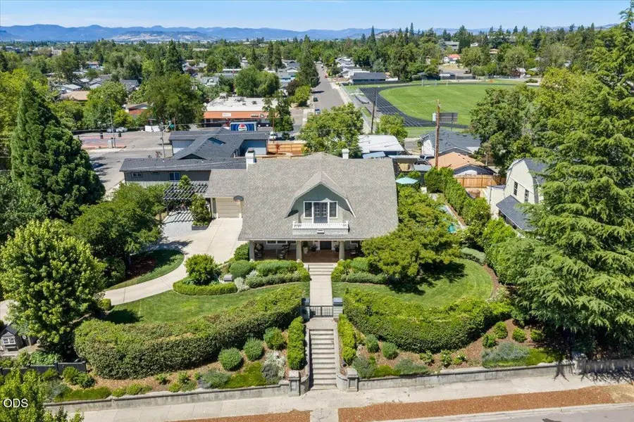 1307 Queen Anne Avenue, Medford, OR 97504 - #3