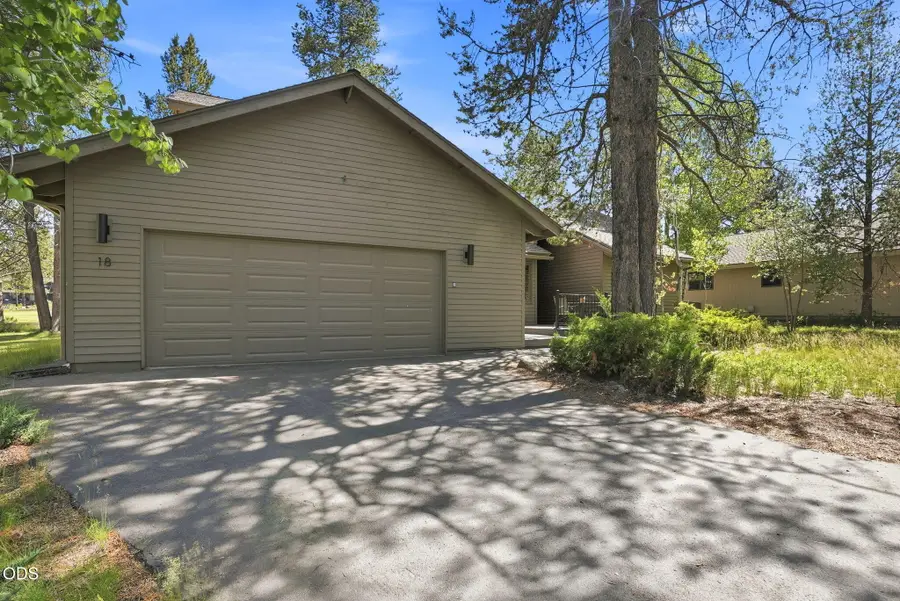 17901 Red Cedar Lane, Sunriver, OR 97707 - #2