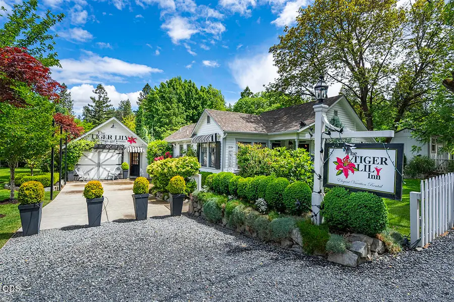 215 S 4th Street, Jacksonville, OR 97530 - #2
