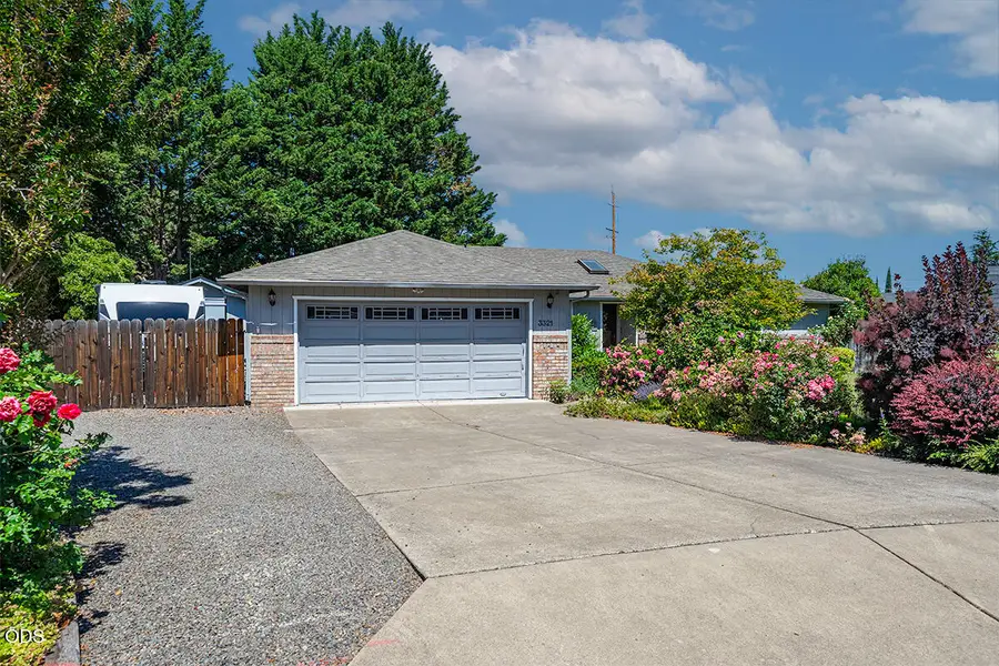 3321 Oneida Circle, Medford, OR 97504 - #2