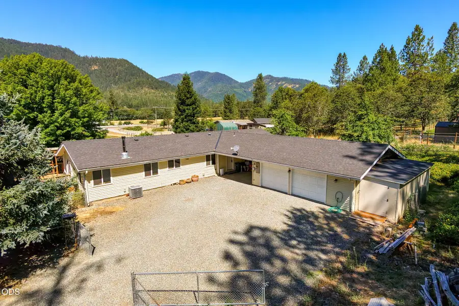 2072 E Evans Creek Road, Rogue River, OR 97537 - #2