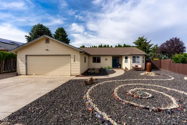 710 NW 21st Court, Redmond, OR 97756