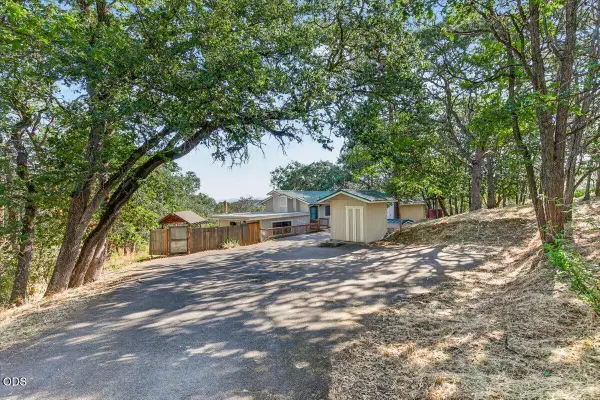 5015 Dark Hollow Road, Medford, OR 97501