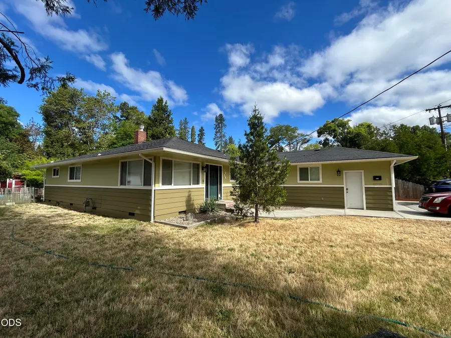 1024 NW Hawthorne Avenue, Grants Pass, OR 97526 - #2