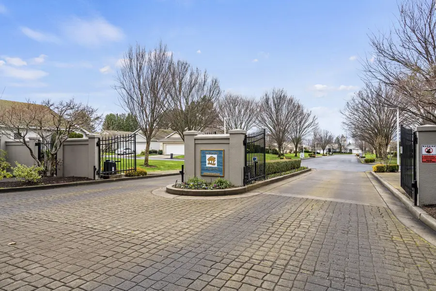 703 Summerwood Drive, Medford, OR 97504 - #3