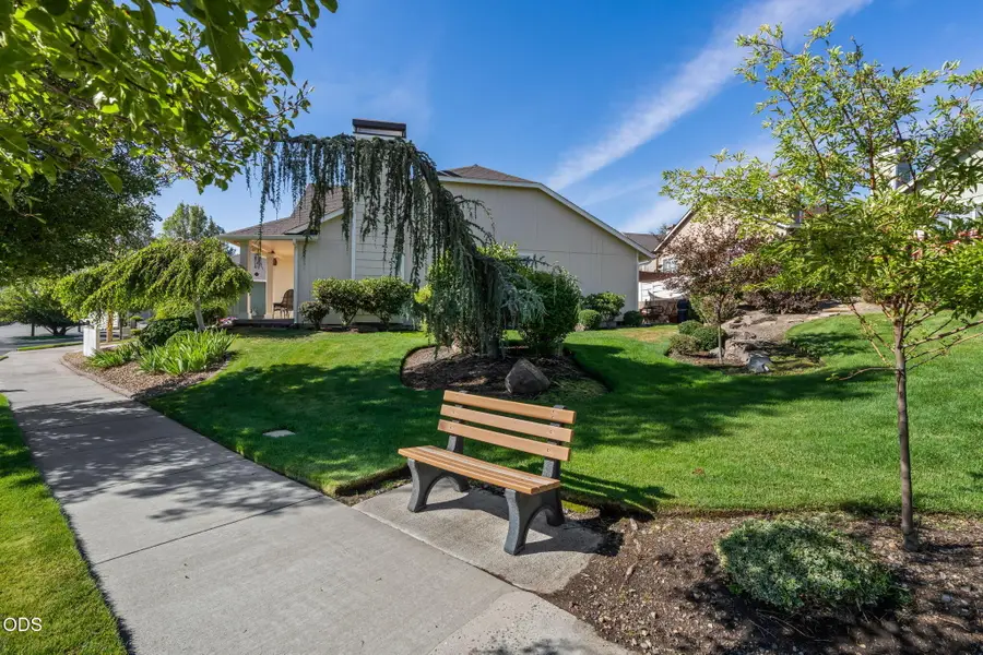 3633 SW 29th Street, Redmond, OR 97756 - #3