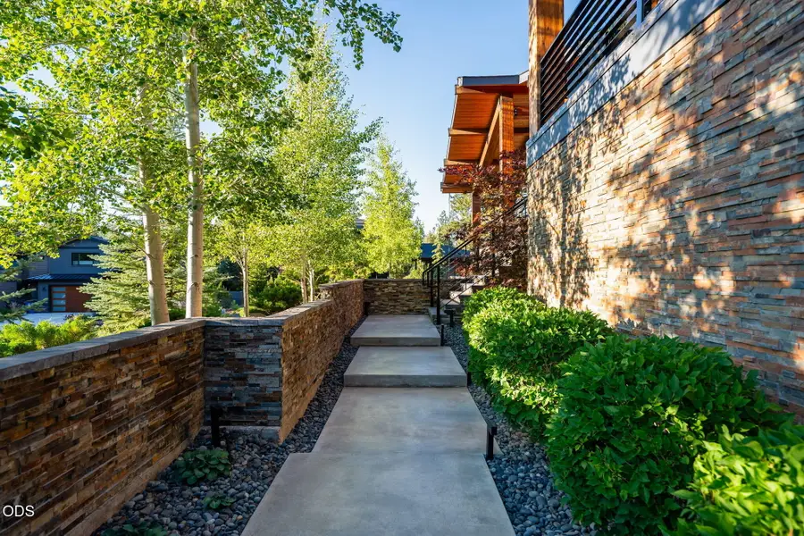 19077 Mount Mcloughlin Lane, Bend, OR 97703 - #3