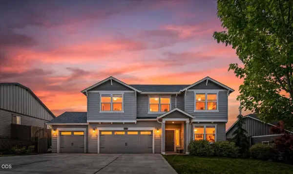 4594 SW Volcano View Way, Redmond, OR 97756