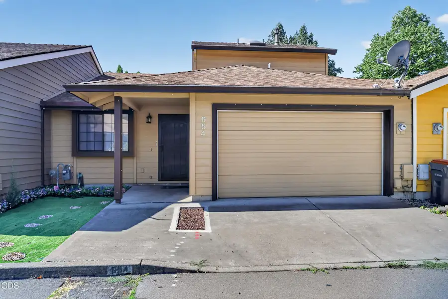 654 Golden Lane, Medford, OR 97504 - #2