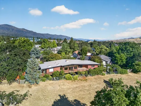 738 Fairway Court, Ashland, OR 97520