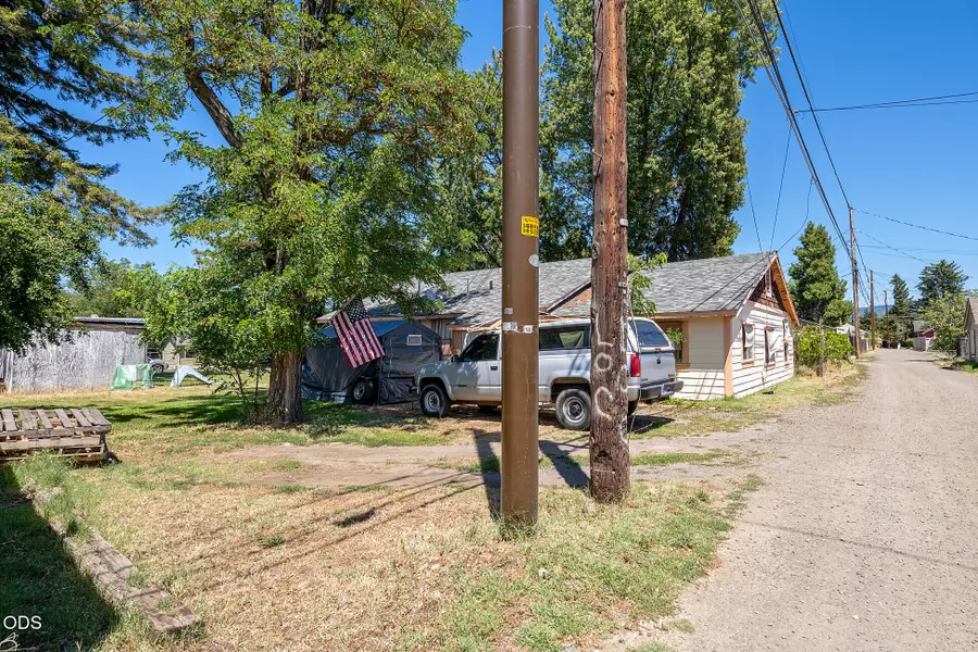 825 W 13th Street, Medford, OR 97501 - #3