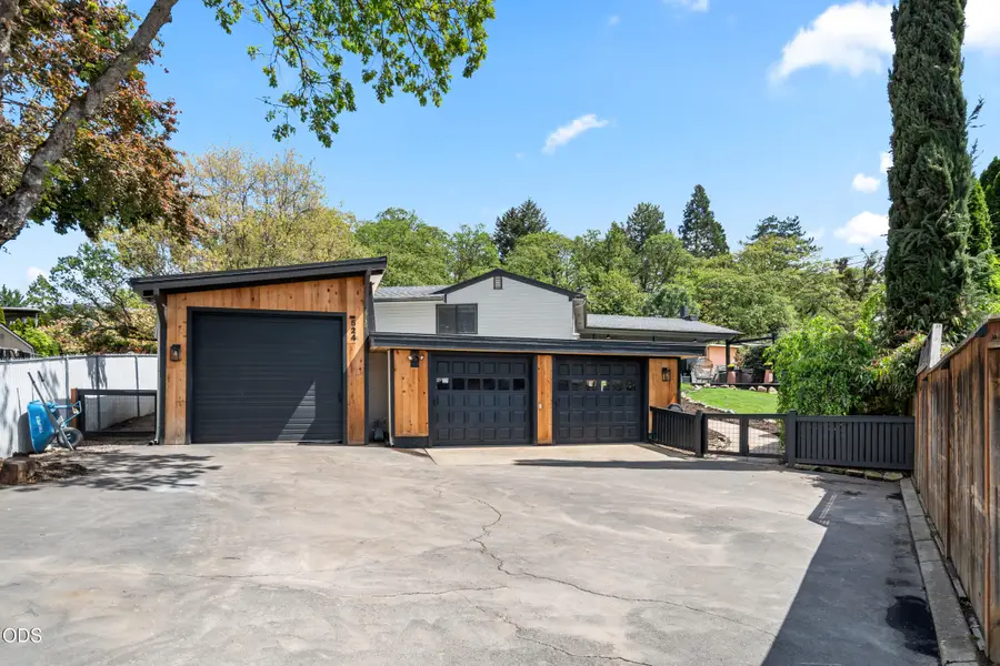 524 N Berkeley Way, Medford, OR 97504 - #2