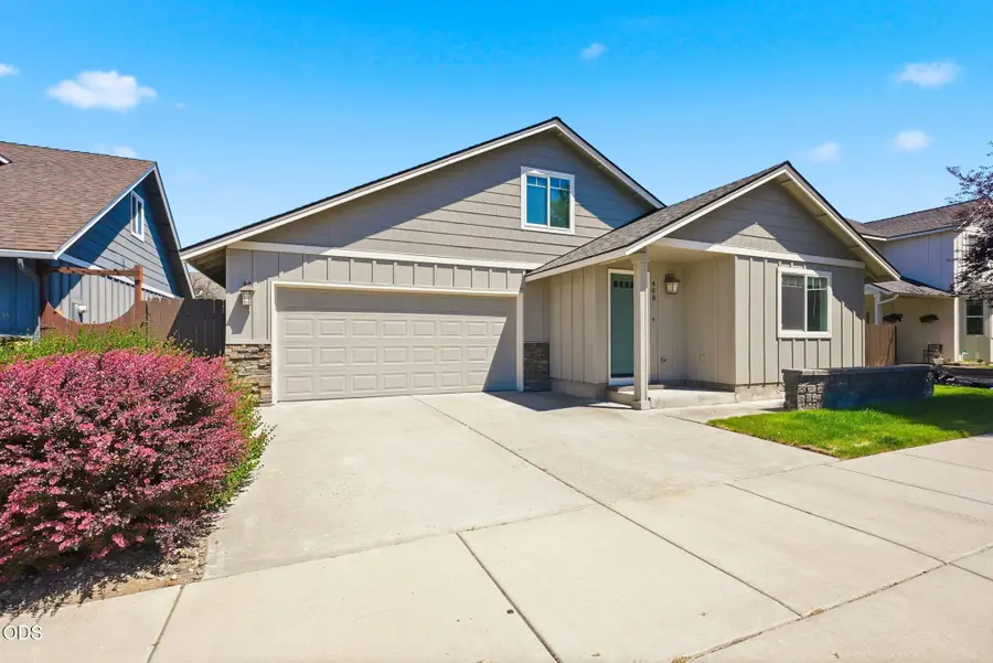 408 NW 24th Place, Redmond, OR 97756 - #2