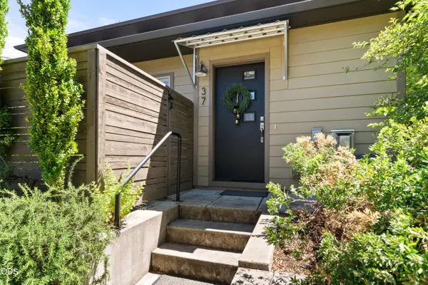 37 N Mountain Avenue, Ashland, OR 97520
