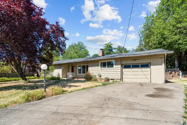 130 Sharon Drive, Phoenix, OR 97535