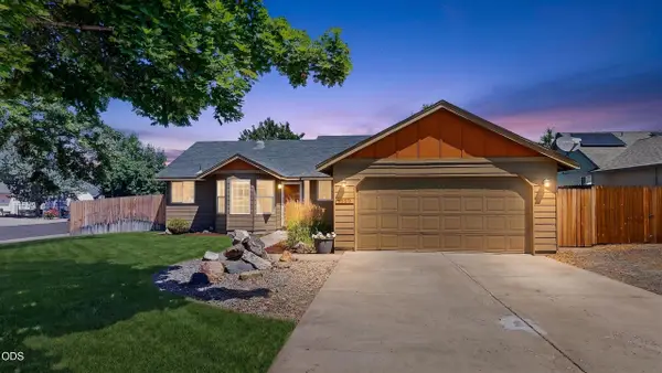 2939 SW Reindeer Avenue, Redmond, OR 97756