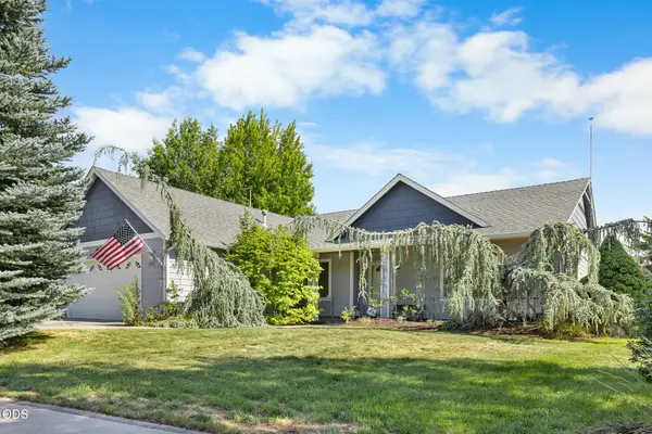 2142 NW Nickernut, Redmond, OR 97756