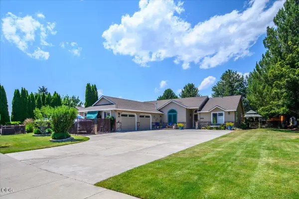 3715 SW Gene Sarazan Drive, Redmond, OR 97756