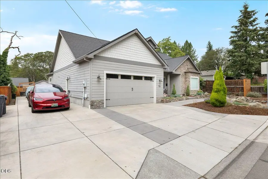 48 Black Oak Drive, Medford, OR 97504 - #2