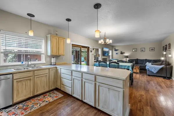 2949 NW 22nd Street, Redmond, OR 97756