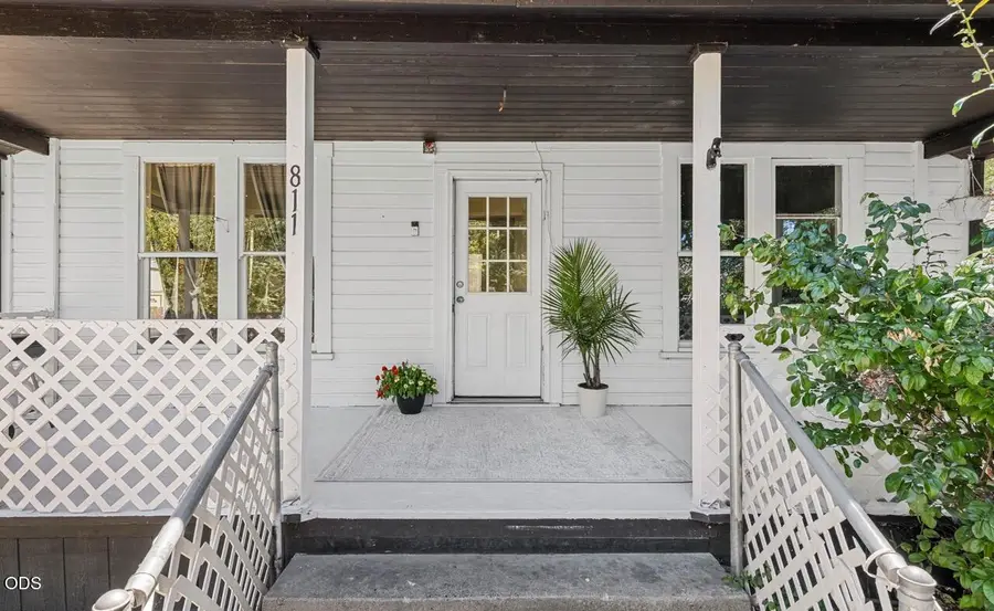 811 SW 4th Street, Grants Pass, OR 97526 - #2