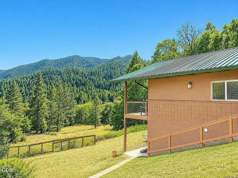 2595 E Evans Creek Road, Rogue River, OR 97537 - #2