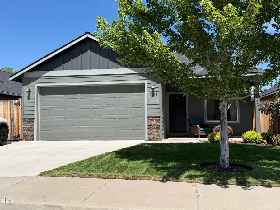 2955 NW Hemlock Avenue, Redmond, OR 97756 - #2