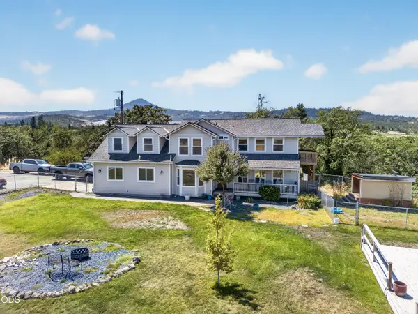 1350 Dry Creek Road, Eagle Point, OR 97524