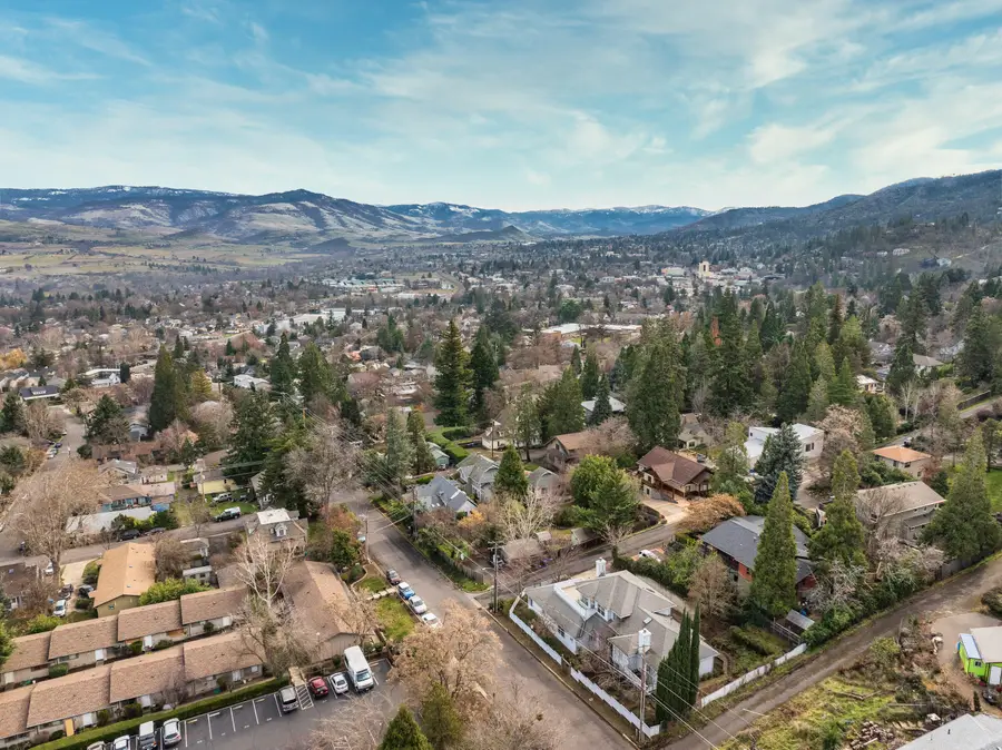 369 Alta Avenue, Ashland, OR 97520 - #3