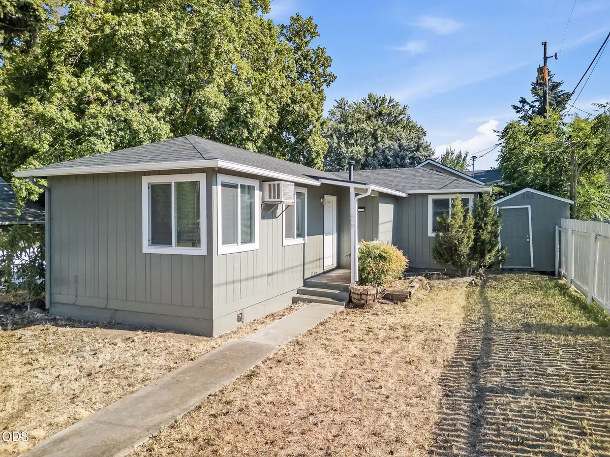 858 E 9th Street, Medford, OR 97504 - #1