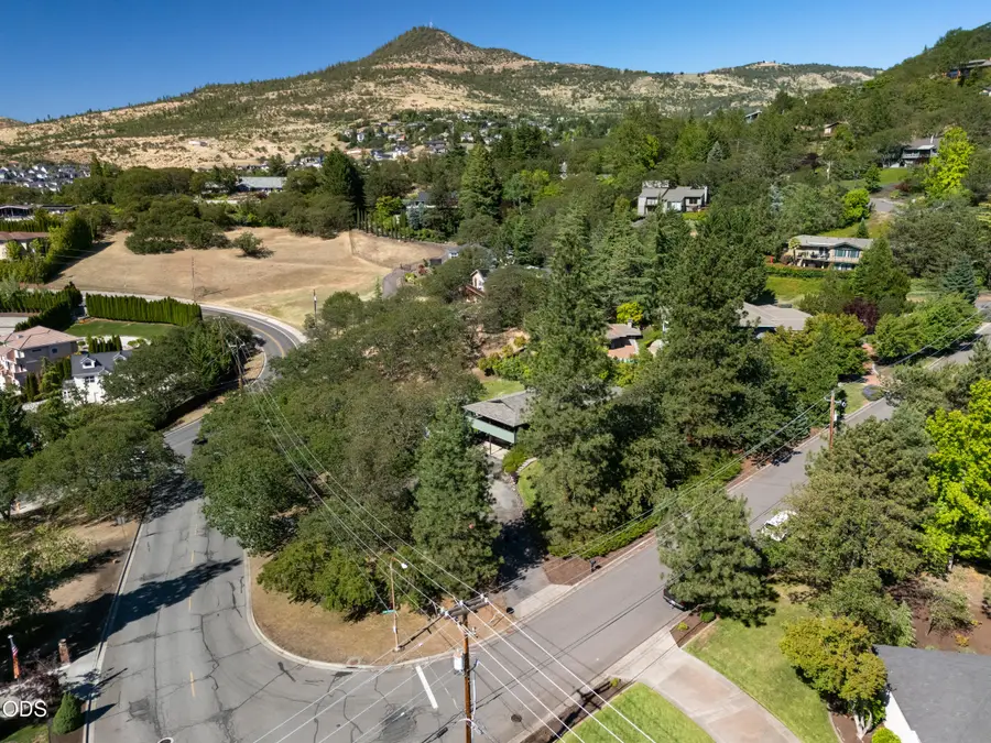 132 High Oak Drive, Medford, OR 97504 - #3