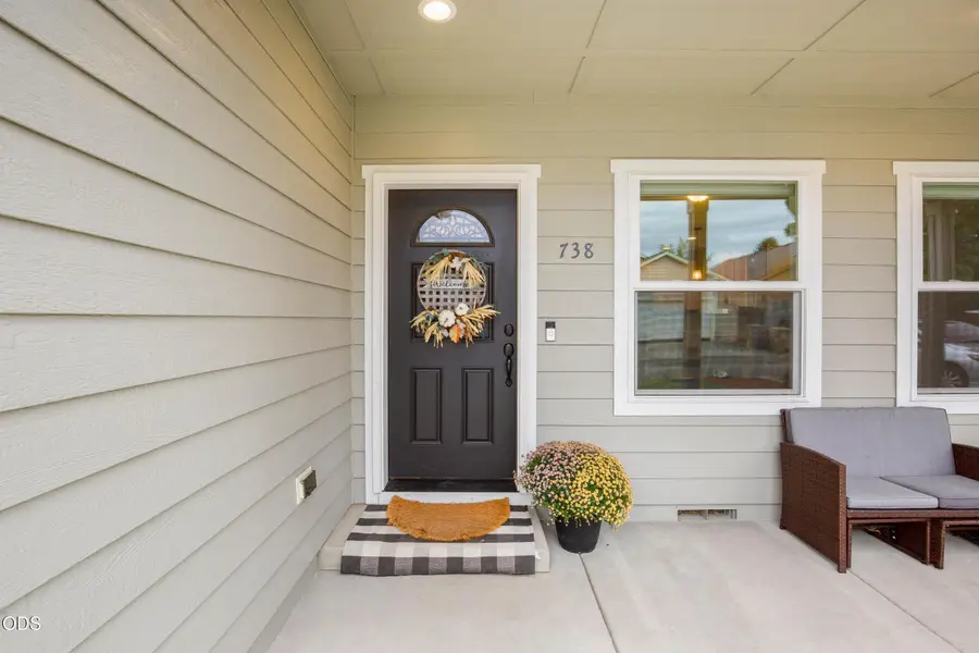 738 Lincoln Road, Grants Pass, OR 97526 - #2