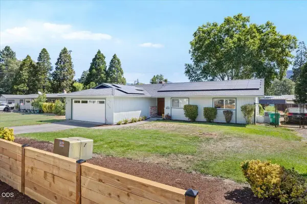 1735 Parkdale Drive, Grants Pass, OR 97527