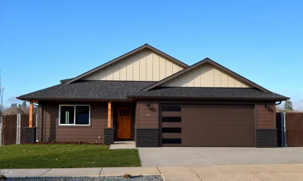205 SW Quiet Water Lane, Grants Pass, OR 97527