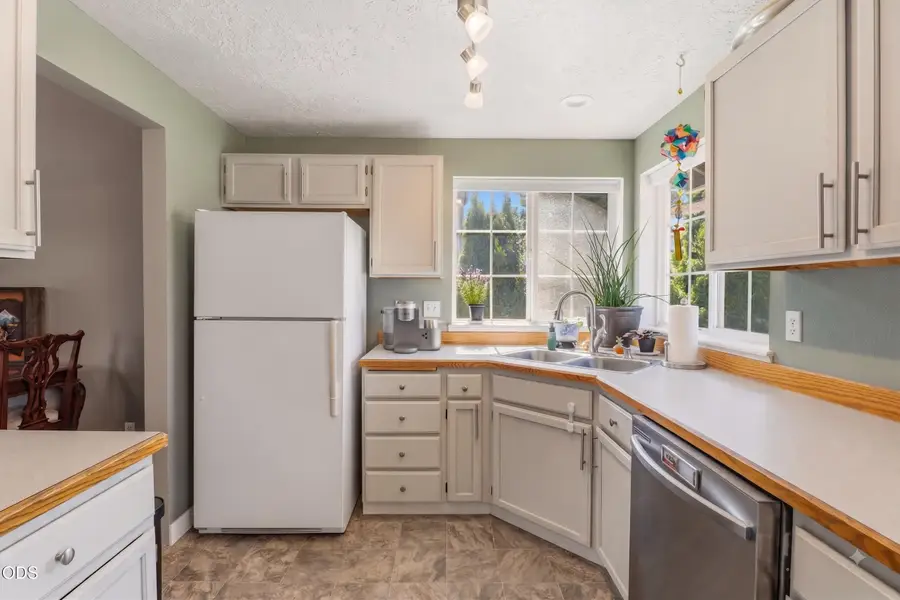 1934 SW 28th Court, Redmond, OR 97756 - #3