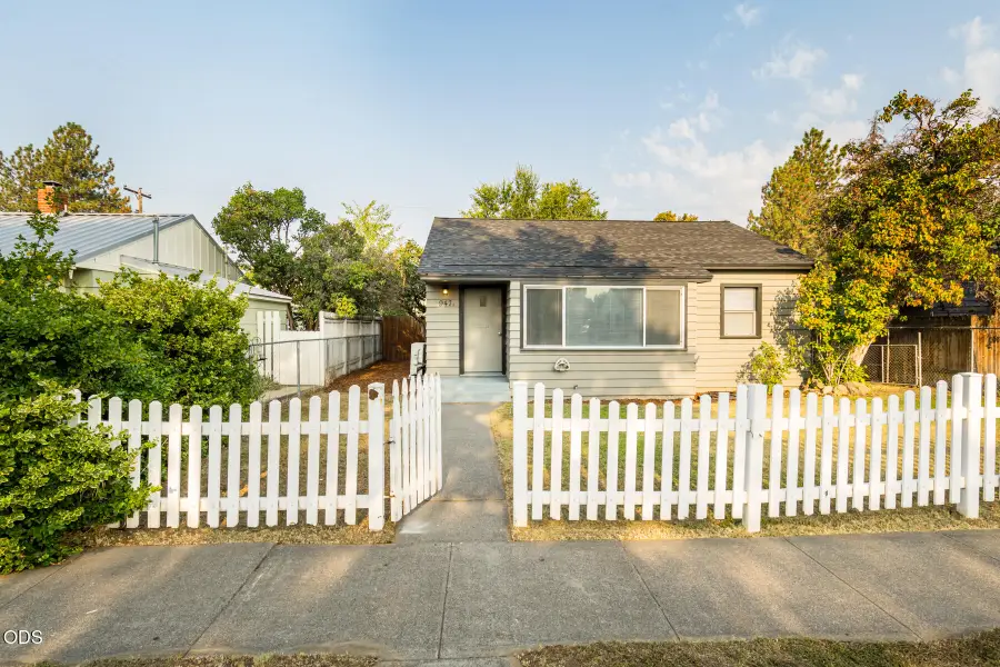 947 SW 14th Street, Redmond, OR 97756 - #2