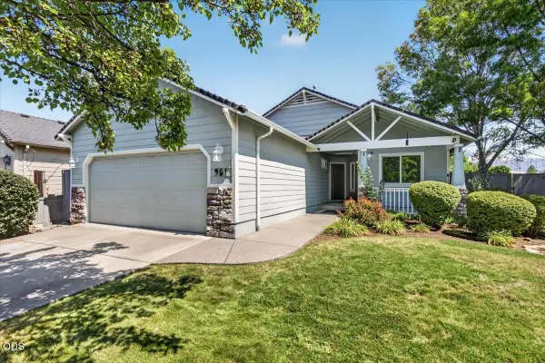 951 Village Circle, Medford, OR 97504